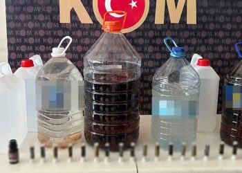 Eczaneye girip para ve kontrole tabi ilaçlar çalan hırsız kamerada