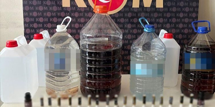 Eczaneye girip para ve kontrole tabi ilaçlar çalan hırsız kamerada