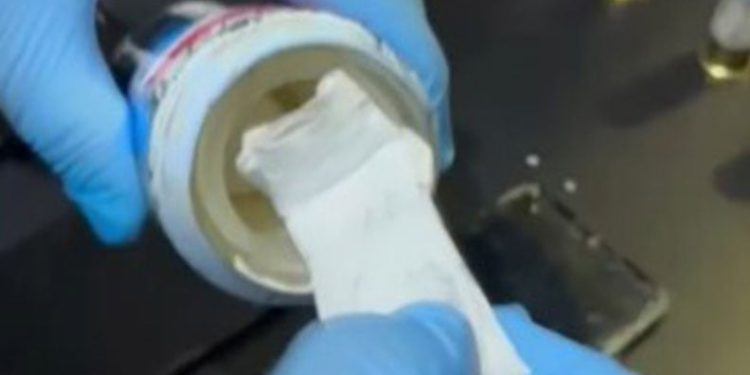 Durdurulan araçta tarihi eser niteliğinde obje ve sikkeler bulundu