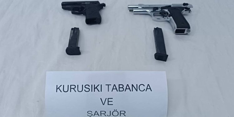 Çanakkale’de göçmen kaçakçılığı operasyonu: 79 kaçak göçmen ile 2 organizatör yakalandı
