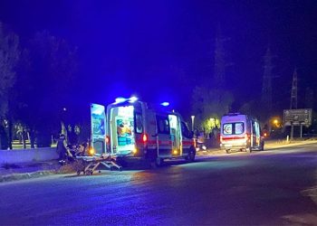 Konya’da parkın duvarına çarpan araçtaki 3 kişi yaralandı