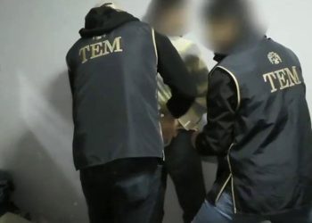 Hızla sokağa giren otomobil ortalığı yıkıp geçti