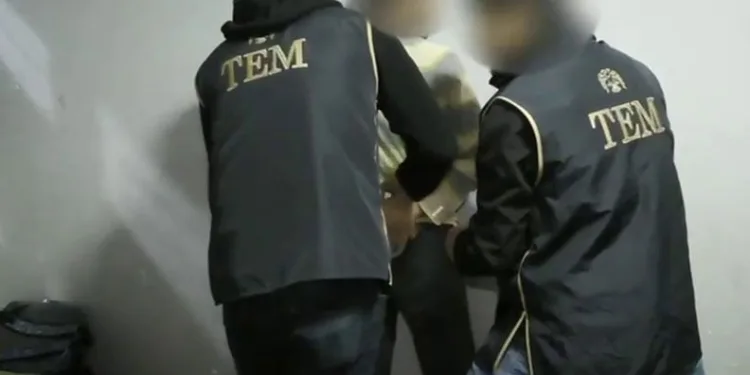 Hızla sokağa giren otomobil ortalığı yıkıp geçti