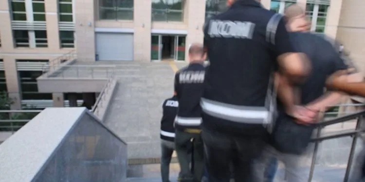 Durakta kadını taciz etti: Takip ederek aynı otobüse binince vatandaşlar darp etti