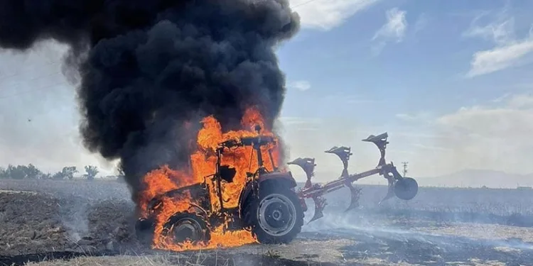Tarla sürerken traktör alev aldı