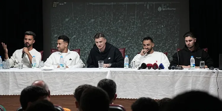 Seyir halindeki otobüs alev alev yandı