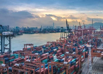 Depremzede anne, iyilik için sürüyor