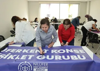 Atıklar, kadınların ellerinde rengarenk çantalara dönüştü