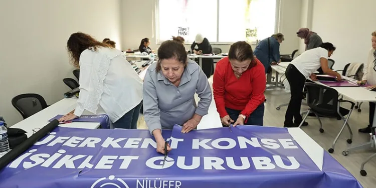 Atıklar, kadınların ellerinde rengarenk çantalara dönüştü
