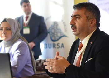 Virajı alamayan otomobil karşı yöndeki araçla kafa kafaya çarpıştı, sıkışan yaralıları itfaiye kurtardı