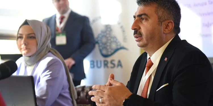 Virajı alamayan otomobil karşı yöndeki araçla kafa kafaya çarpıştı, sıkışan yaralıları itfaiye kurtardı