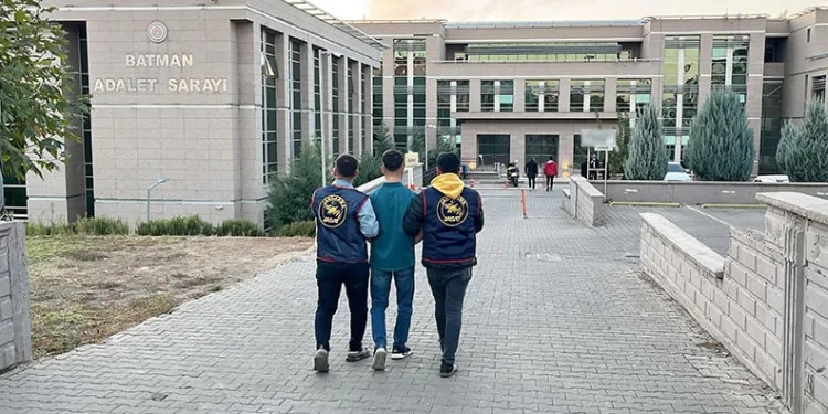 Batman’da 23 yıl hapis cezası olan firari yakalanarak tekrar cezaevine teslim edildi