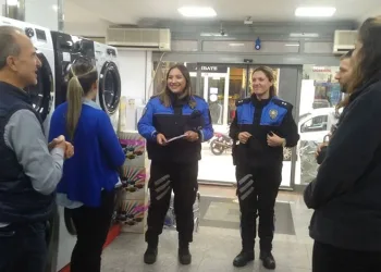 Otomobil kazılan çukura düştü