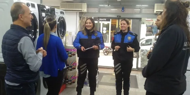 Otomobil kazılan çukura düştü