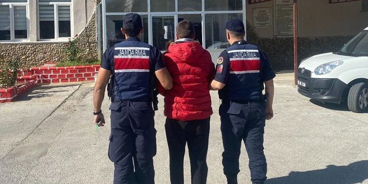 Manavgat’ta kamyonet ile otomobil çarpıştı: 2 yaralı