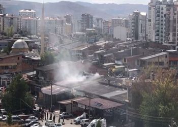 Eczaneye girip para ve kontrole tabi ilaçlar çalan hırsız kamerada