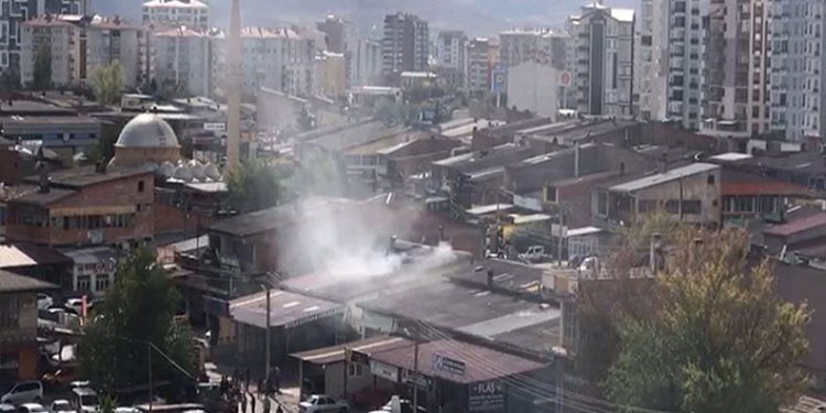 Eczaneye girip para ve kontrole tabi ilaçlar çalan hırsız kamerada