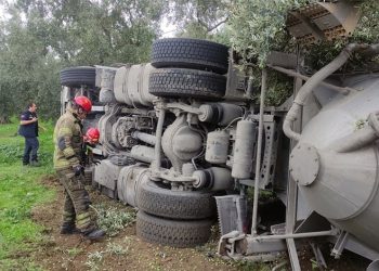 Çimento yüklü tanker devrildi
