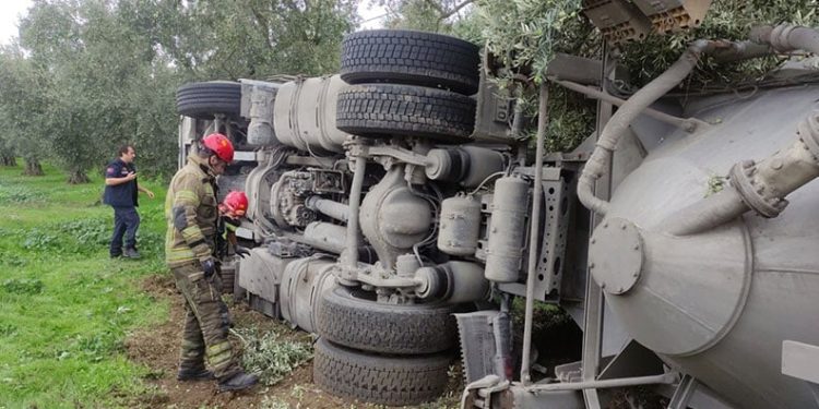 Çimento yüklü tanker devrildi