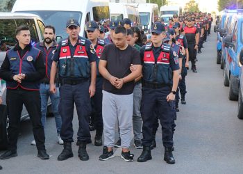 Durdurulan araçta tarihi eser niteliğinde obje ve sikkeler bulundu