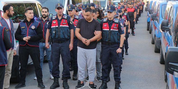 Durdurulan araçta tarihi eser niteliğinde obje ve sikkeler bulundu