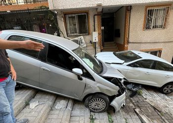 Hızla sokağa giren otomobil ortalığı yıkıp geçti