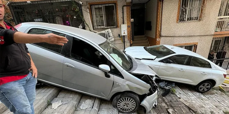 Hızla sokağa giren otomobil ortalığı yıkıp geçti