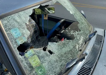 Kontrollü bina yıkımında facianın eşiğinden dönüldü: Mahsur kalan 8 kişi kurtarıldı