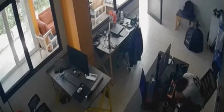 Depreme canlı yayında yakalandı