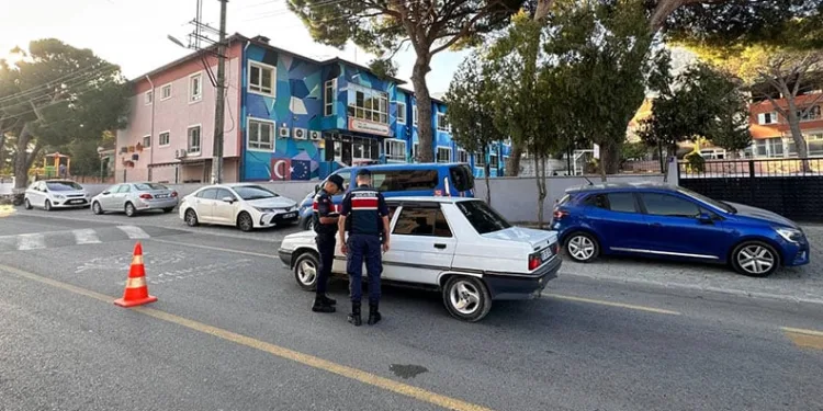 Jandarmadan okul önlerinde ve servis araçlarında denetim