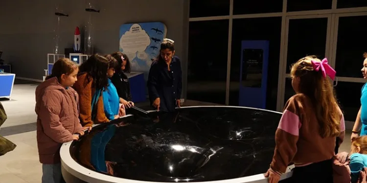 Depremzede anne, iyilik için sürüyor