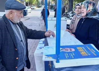 Adana’da zirveye kar yağdı, elma hasadı erken yapıldı