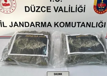 Otomobildeki valizin içinden uyuşturucu çıktı