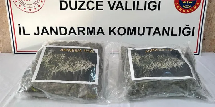 Otomobildeki valizin içinden uyuşturucu çıktı