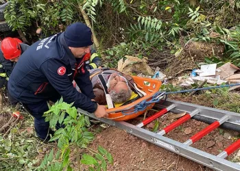 Otomobil kazılan çukura düştü