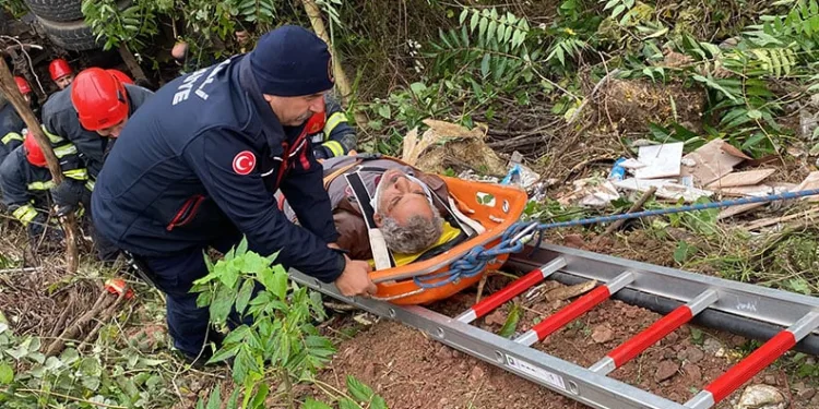 Otomobil kazılan çukura düştü