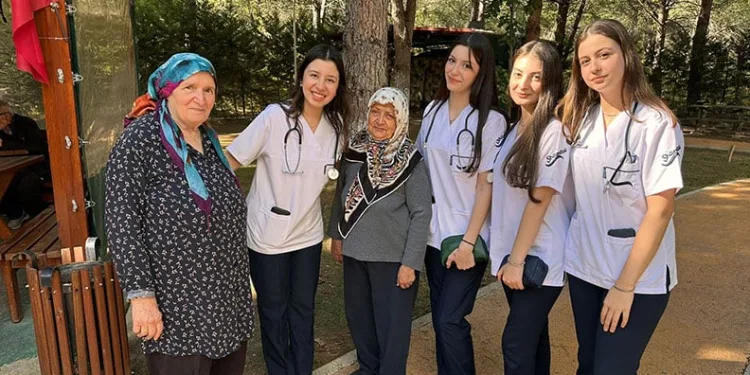 Nilüfer Belediyespor Eker Kadın Voleybol Takımı, öğrencilere altın tavsiyeler