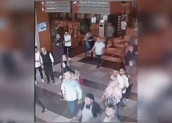 Kontrollü bina yıkımında facianın eşiğinden dönüldü: Mahsur kalan 8 kişi kurtarıldı