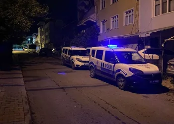 Jandarma şüpheli araçta silah ve uyuşturucu ele geçirdi: 5 gözaltı