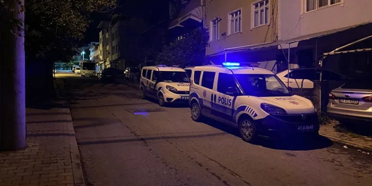 Jandarma şüpheli araçta silah ve uyuşturucu ele geçirdi: 5 gözaltı