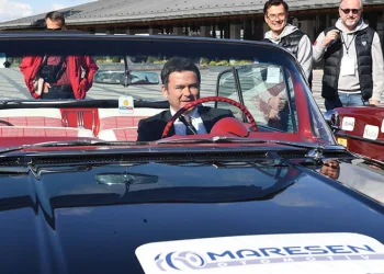 Klasik otomobiller Başkan Aydın’ın startıyla yola çıktı