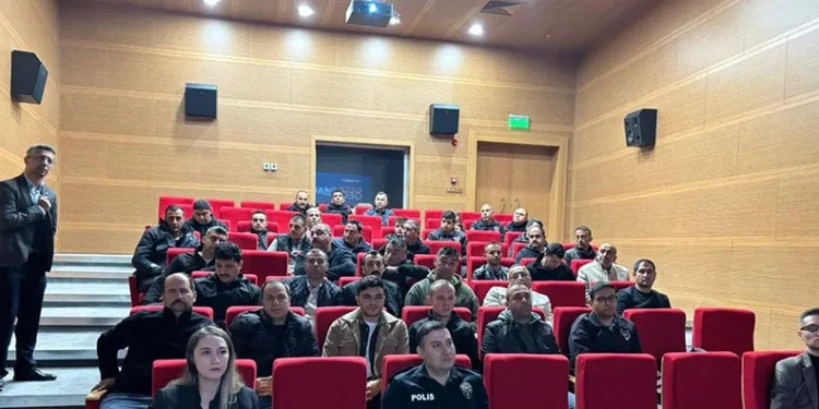 Adana’da zirveye kar yağdı, elma hasadı erken yapıldı