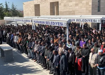 Virajı alamayan otomobil karşı yöndeki araçla kafa kafaya çarpıştı, sıkışan yaralıları itfaiye kurtardı