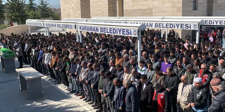 Virajı alamayan otomobil karşı yöndeki araçla kafa kafaya çarpıştı, sıkışan yaralıları itfaiye kurtardı