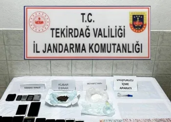 Otomobil kazılan çukura düştü
