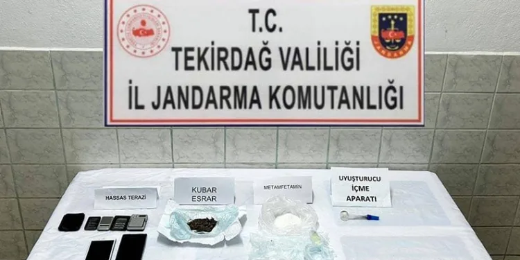 Otomobil kazılan çukura düştü