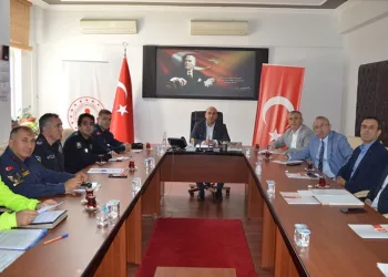 Depremzede anne, iyilik için sürüyor