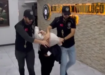 Kameralara aldırış etmeden iki elektrikli bisiklet çaldı