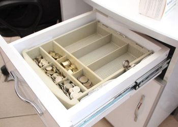 Eczaneye girip para ve kontrole tabi ilaçlar çalan hırsız kamerada