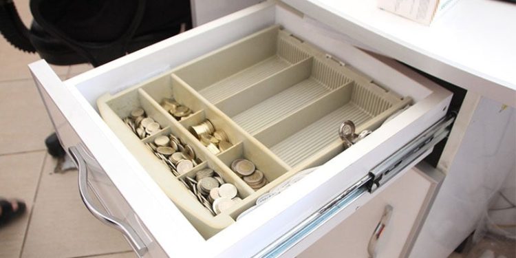 Eczaneye girip para ve kontrole tabi ilaçlar çalan hırsız kamerada